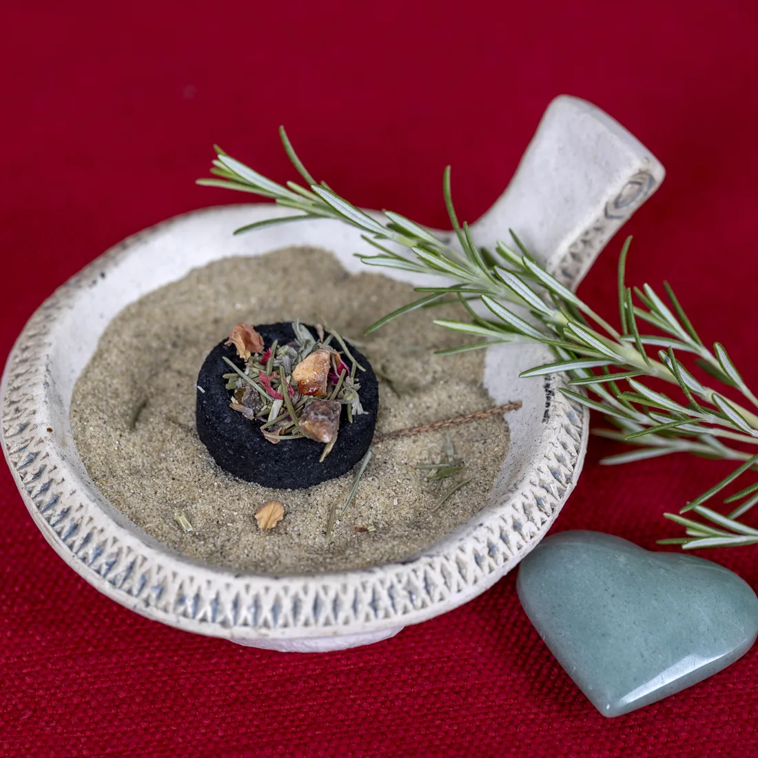 Räucherschale mit Sand, Rosmarin und Steinherz